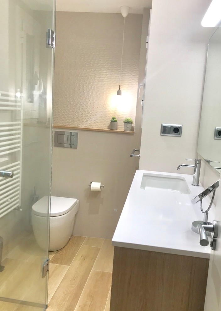 Idéer för att renovera ett litet funkis vit vitt en-suite badrum, med en kantlös dusch, beige kakel, keramikplattor, klinkergolv i keramik, ett undermonterad handfat, bänkskiva i kvarts och dusch med gångjärnsdörr