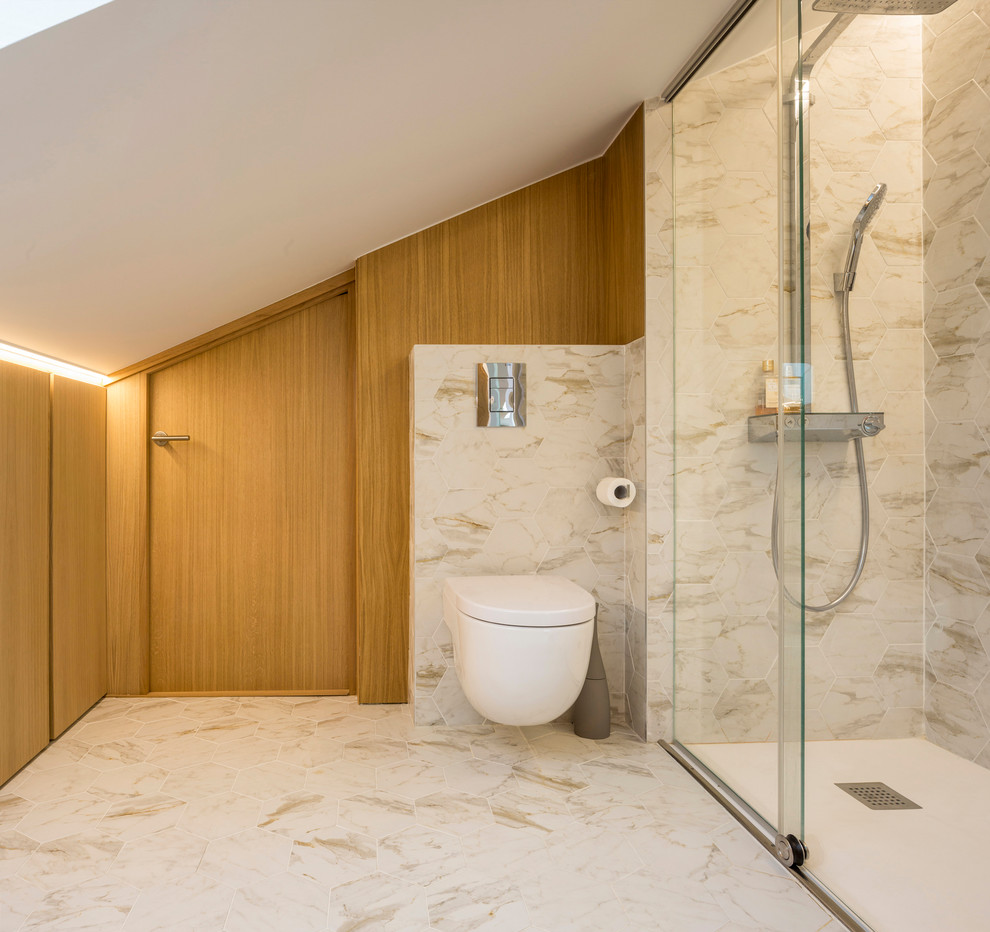 Inspiration för moderna badrum med dusch, med porslinskakel, en hörndusch, en vägghängd toalettstol, grå kakel, bruna väggar och grått golv