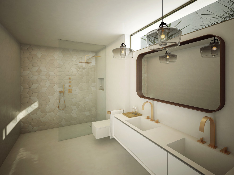 Inredning av ett modernt stort beige beige en-suite badrum, med släta luckor, beige skåp, en kantlös dusch, en toalettstol med hel cisternkåpa, beige kakel, keramikplattor, vita väggar, betonggolv, ett integrerad handfat, bänkskiva i kalksten och grått golv