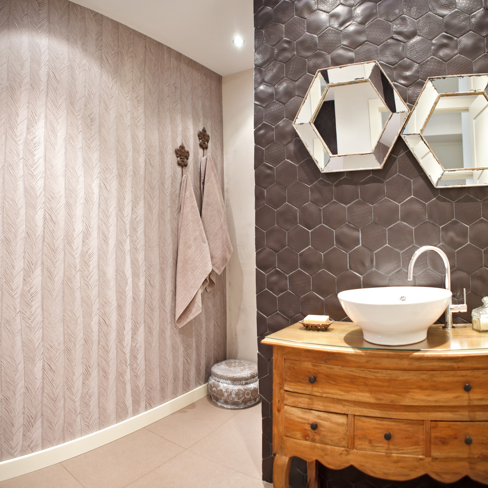 Пример оригинального дизайна: ванная комната среднего размера в стиле неоклассика (современная классика) с угловым душем и настольной раковиной