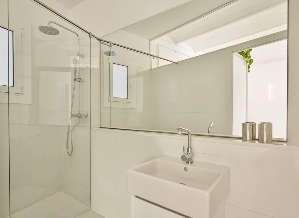 Diseño de cuarto de baño principal mediterráneo pequeño con paredes blancas
