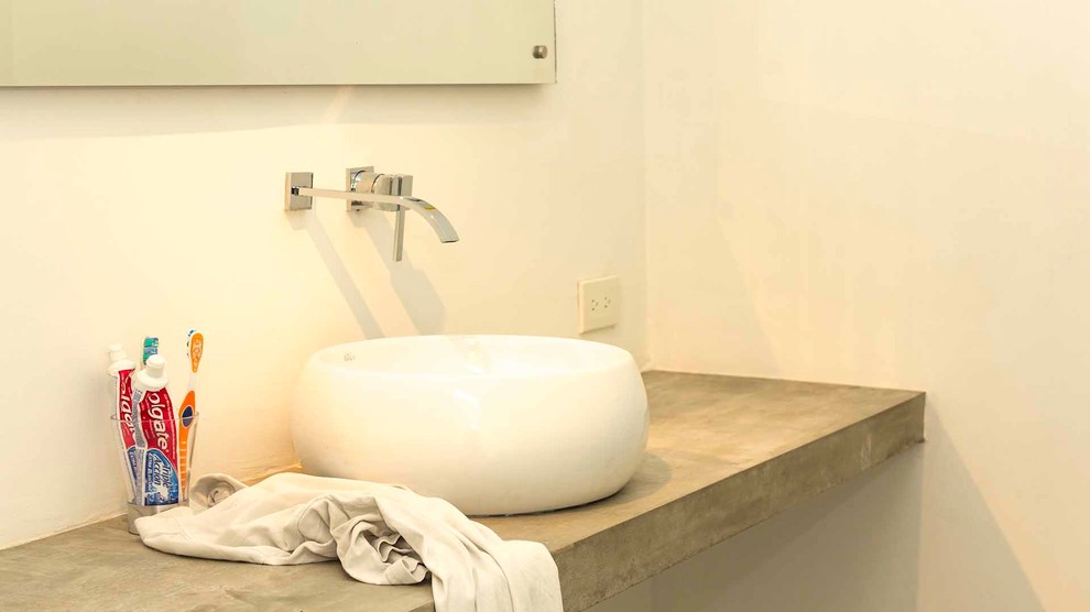 Esempio di una piccola stanza da bagno padronale minimal con zona vasca/doccia separata, piastrelle grigie, piastrelle di cemento, pareti grigie, pavimento in cemento, lavabo sospeso, pavimento grigio e doccia aperta