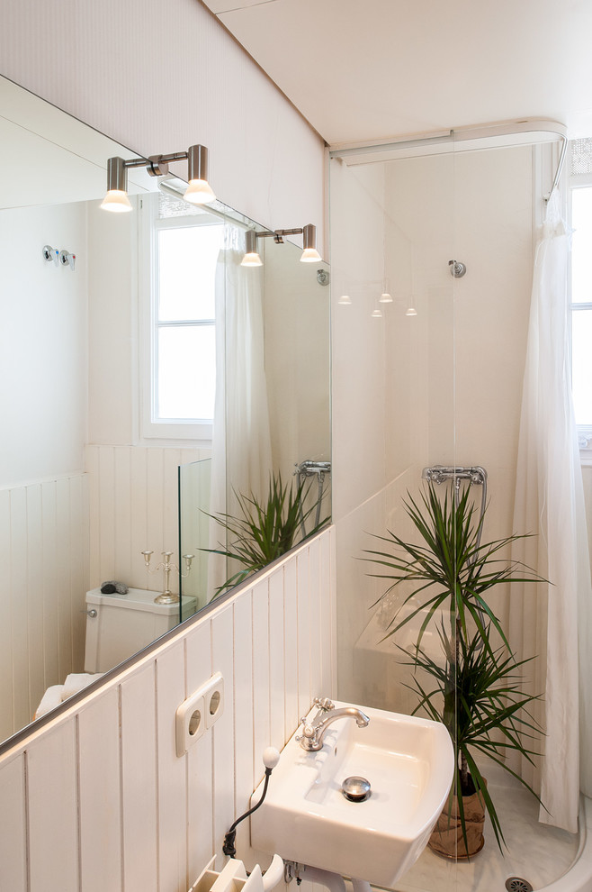 Immagine di una piccola stanza da bagno con doccia minimal con doccia ad angolo, pareti bianche e lavabo a colonna