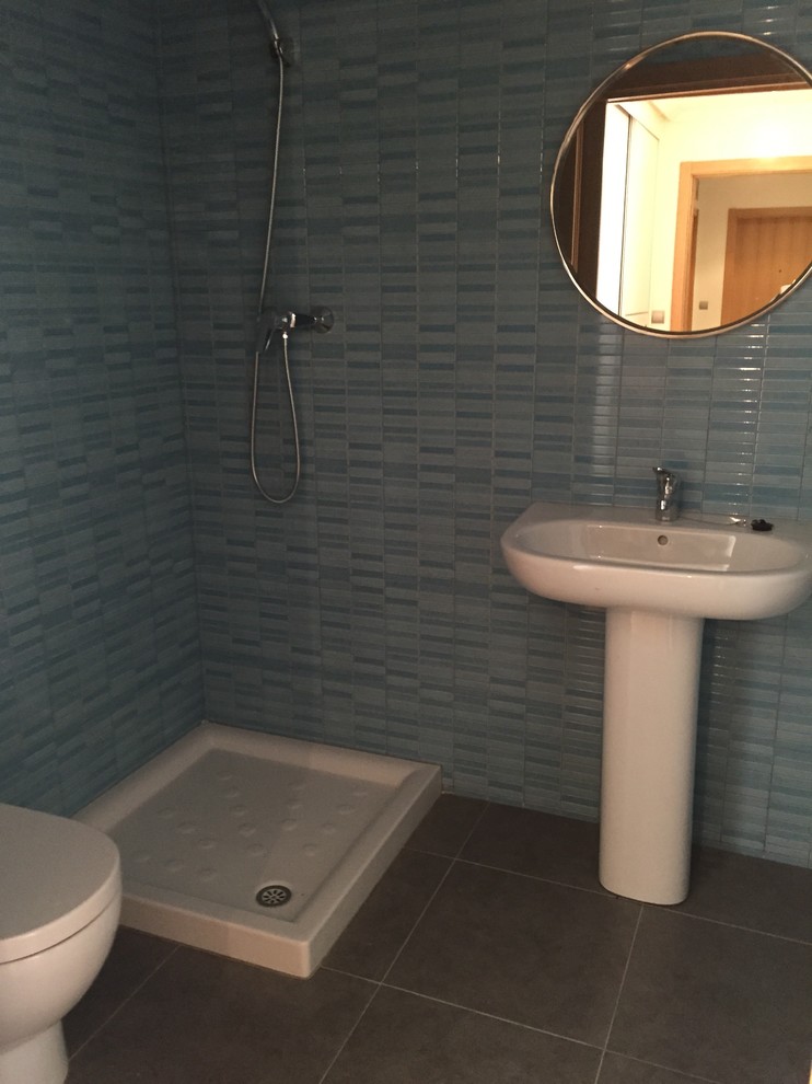 Ejemplo de cuarto de baño costero pequeño con ducha esquinera, sanitario de dos piezas, paredes azules, suelo de baldosas de cerámica, aseo y ducha y lavabo con pedestal