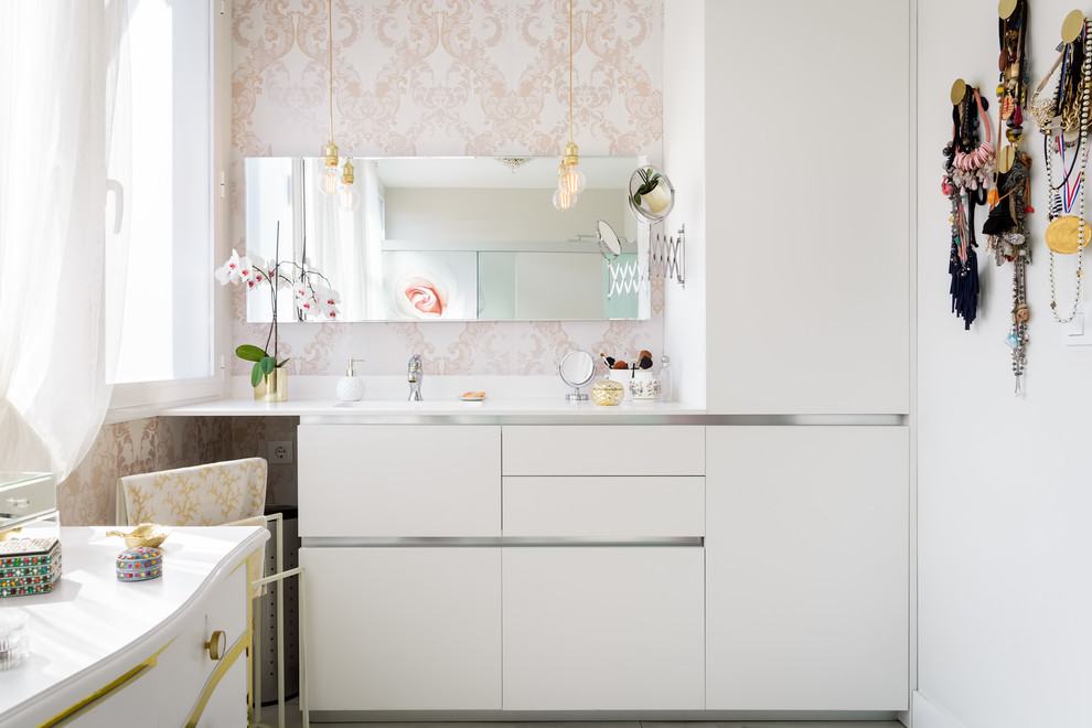 Ejemplo de cuarto de baño principal romántico de tamaño medio con ducha a ras de suelo, paredes rosas, suelo de madera clara, suelo gris y ducha con puerta corredera