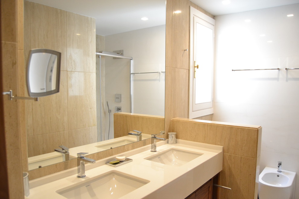 Diseño de cuarto de baño clásico de tamaño medio con ducha a ras de suelo, sanitario de pared, paredes blancas, suelo de mármol, aseo y ducha y suelo beige