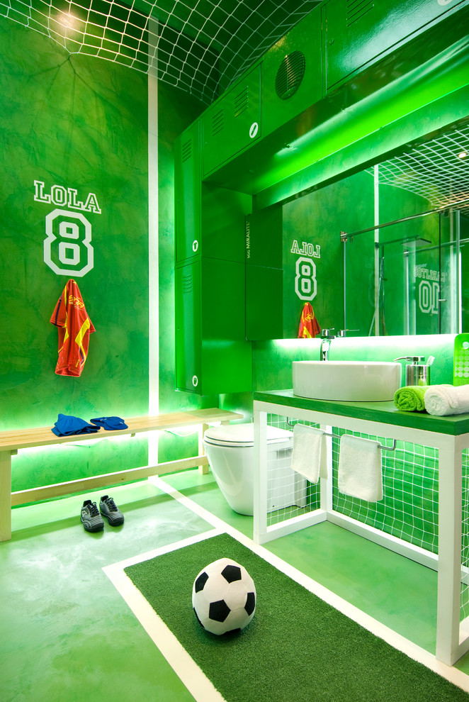 Idée de décoration pour une grande salle de bain bohème pour enfant avec WC suspendus, un mur vert, une vasque, un sol vert et sol en béton ciré.