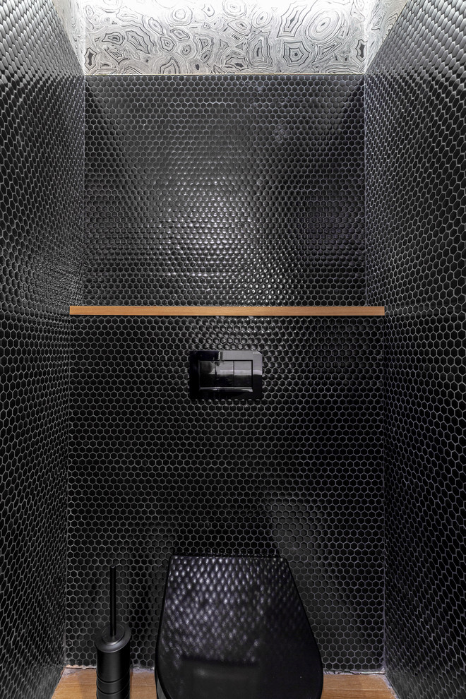 Modelo de cuarto de baño clásico renovado pequeño con baldosas y/o azulejos negros, baldosas y/o azulejos en mosaico, paredes negras, suelo de madera clara, encimera de mármol, suelo marrón y encimeras blancas