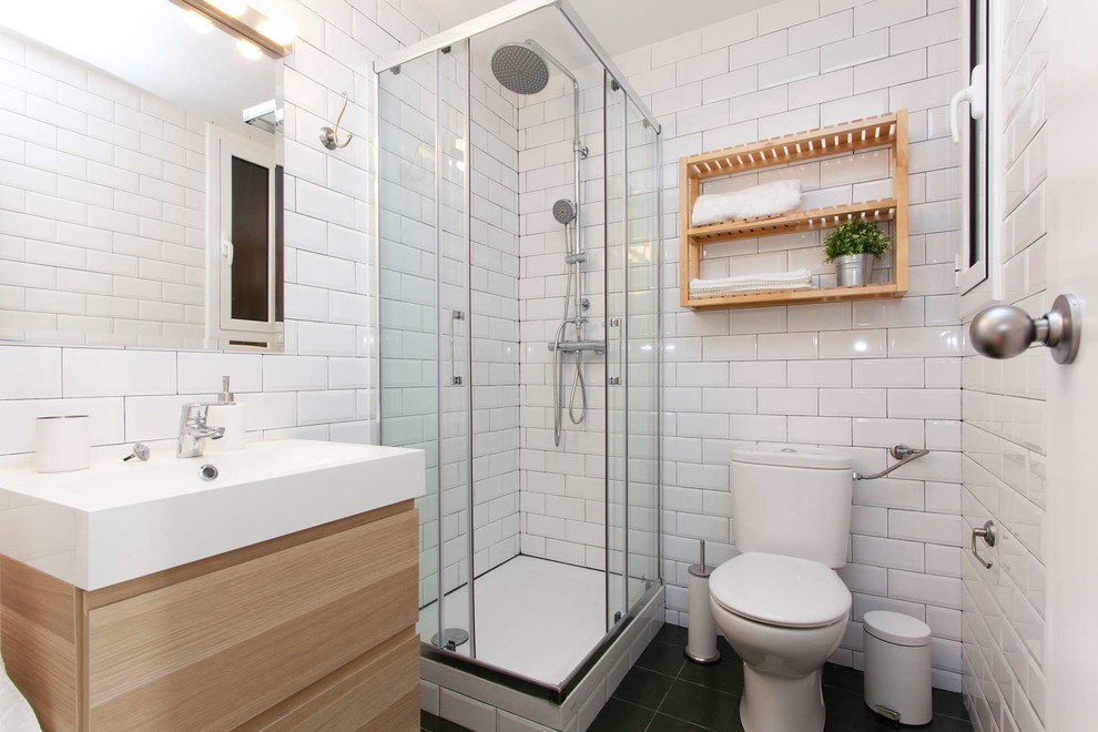 Пример оригинального дизайна: маленькая ванная комната в стиле неоклассика (современная классика) с плоскими фасадами, светлыми деревянными фасадами, раздельным унитазом, плиткой кабанчик, монолитной раковиной, белыми стенами, полом из керамической плитки, душевой кабиной, угловым душем и душем с раздвижными дверями для на участке и в саду