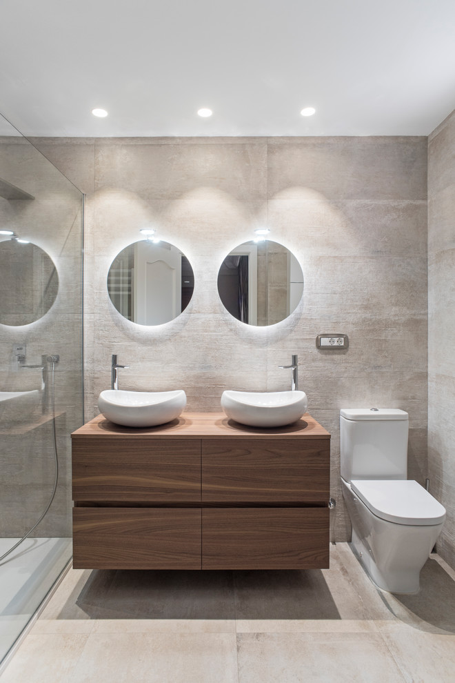 Idées déco pour une salle de bain principale contemporaine en bois brun de taille moyenne avec un placard à porte plane, un carrelage beige, des carreaux de céramique, une vasque, un plan de toilette en bois, un sol beige et un plan de toilette marron.