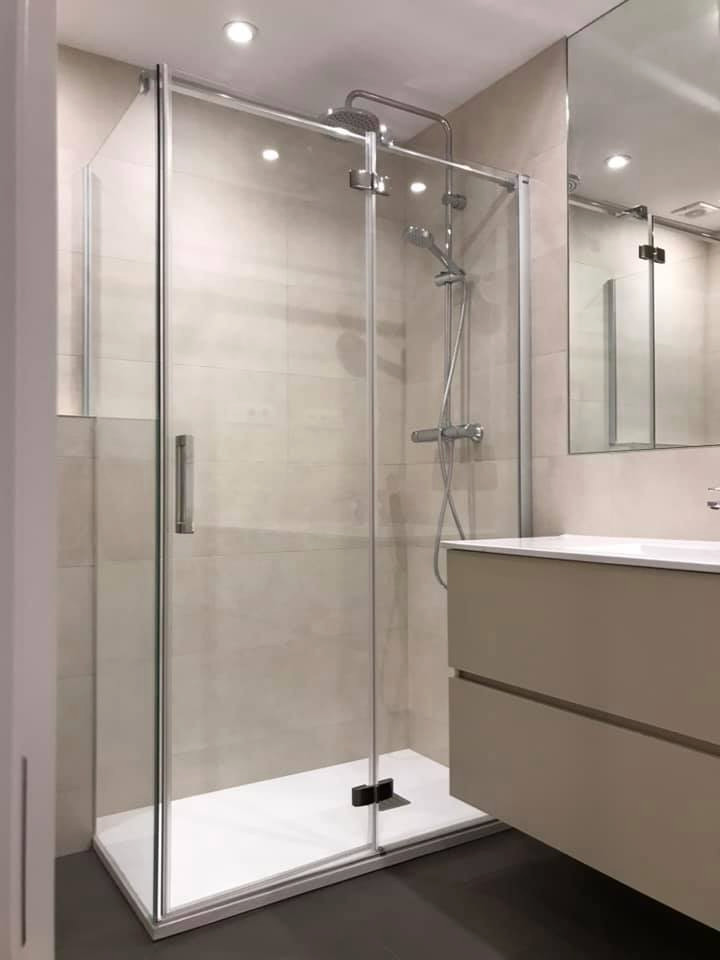 Baño principal Transitional Bathroom Madrid by Cristina