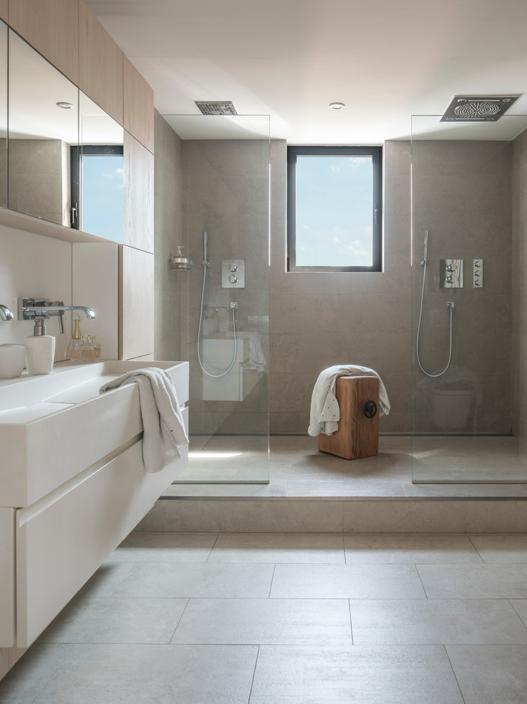 Источник вдохновения для домашнего уюта: большая главная ванная комната в стиле фьюжн с фасадами островного типа, белыми фасадами, двойным душем, унитазом-моноблоком, серой плиткой, керамической плиткой, серыми стенами, полом из керамической плитки, подвесной раковиной, столешницей из искусственного камня, серым полом, открытым душем и белой столешницей