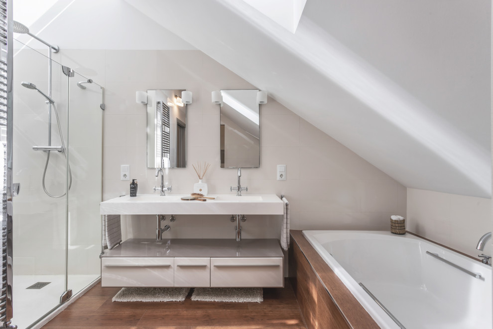 Inspiration för moderna vitt badrum, med vita skåp, beige kakel, ett integrerad handfat och dusch med gångjärnsdörr