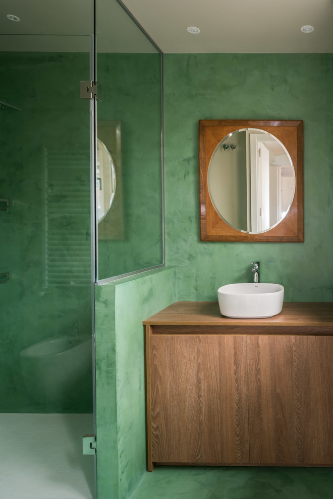 Свежая идея для дизайна: главная ванная комната в современном стиле с зеленой плиткой, зелеными стенами, бетонным полом, настольной раковиной, столешницей из ламината, зеленым полом, душем с распашными дверями и зеркалом с подсветкой - отличное фото интерьера