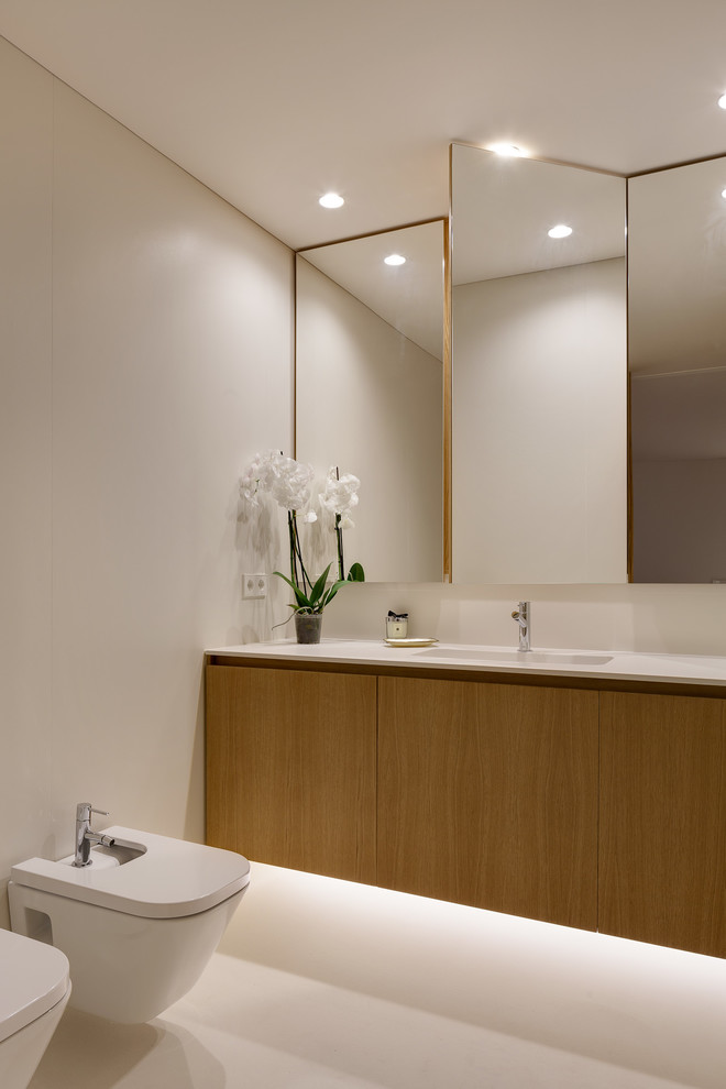 Bild på ett funkis vit vitt en-suite badrum, med släta luckor, skåp i mellenmörkt trä, en kantlös dusch, en vägghängd toalettstol, betonggolv, bänkskiva i kvarts, vitt golv, med dusch som är öppen, beige väggar och ett undermonterad handfat
