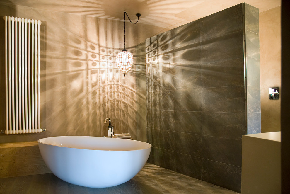 Mittelgroßes Klassisches Badezimmer En Suite mit offenen Schränken, freistehender Badewanne, roten Fliesen, brauner Wandfarbe, Betonboden, Aufsatzwaschbecken und braunem Boden in Barcelona
