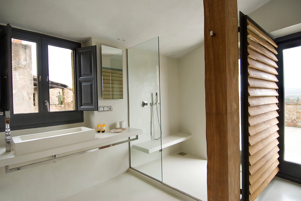 Idéer för mellanstora funkis en-suite badrum, med betonggolv och beiget golv