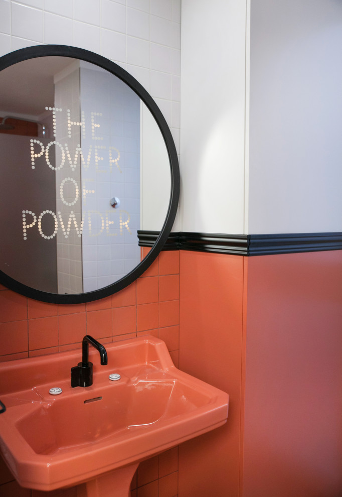 Immagine di una piccola stanza da bagno con doccia minimalista con doccia a filo pavimento, piastrelle in ceramica e mobile bagno freestanding