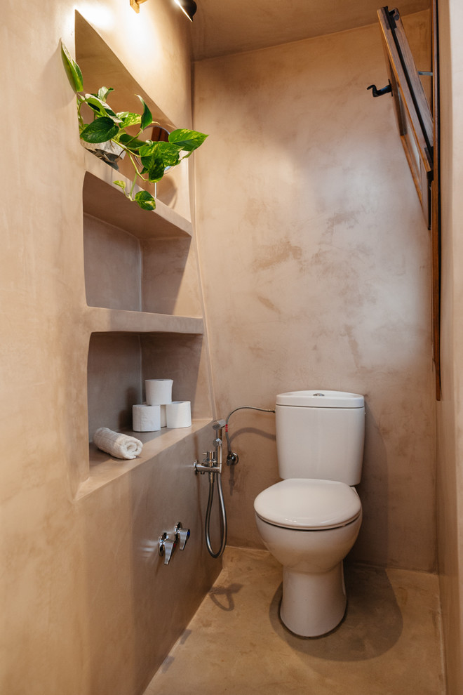 Идея дизайна: туалет среднего размера в стиле рустика с коричневыми стенами, настольной раковиной, коричневым полом и бетонным полом