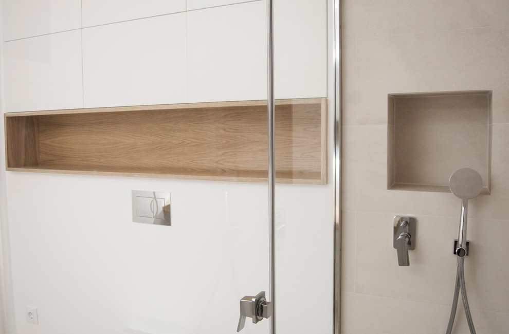 Inspiration for a medium sized scandinavian ensuite bathroom in Barcelona with flat-panel cabinets, white cabinets, a built-in shower, a two-piece toilet, beige tiles, ceramic tiles, beige walls, ceramic flooring, a vessel sink, wooden worktops, beige floors, a hinged door, a wall niche and a floating vanity unit.