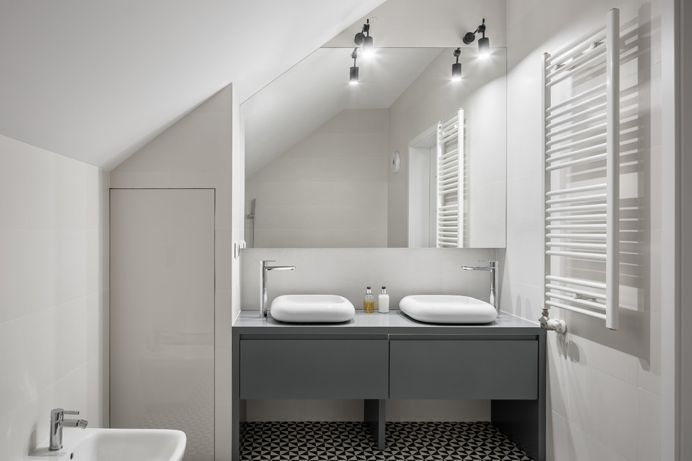 Modern inredning av ett mellanstort grå grått en-suite badrum, med skåp i shakerstil, vita skåp, ett badkar i en alkov, en hörndusch, en vägghängd toalettstol, beige kakel, keramikplattor, beige väggar, klinkergolv i keramik, ett fristående handfat, träbänkskiva, flerfärgat golv och dusch med skjutdörr