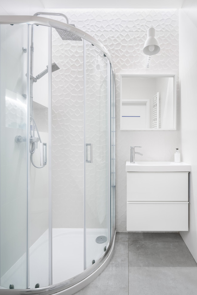 Inspiration för ett mellanstort funkis grå grått en-suite badrum, med skåp i shakerstil, vita skåp, ett badkar i en alkov, en hörndusch, en vägghängd toalettstol, beige kakel, keramikplattor, beige väggar, klinkergolv i keramik, ett fristående handfat, träbänkskiva, flerfärgat golv och dusch med skjutdörr