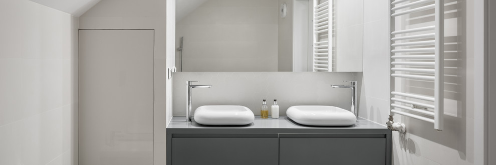 Idee per una stanza da bagno padronale minimal di medie dimensioni con ante in stile shaker, ante bianche, vasca ad alcova, doccia ad angolo, WC sospeso, piastrelle beige, piastrelle in ceramica, pareti beige, pavimento con piastrelle in ceramica, lavabo a bacinella, top in legno, pavimento multicolore, porta doccia scorrevole e top grigio