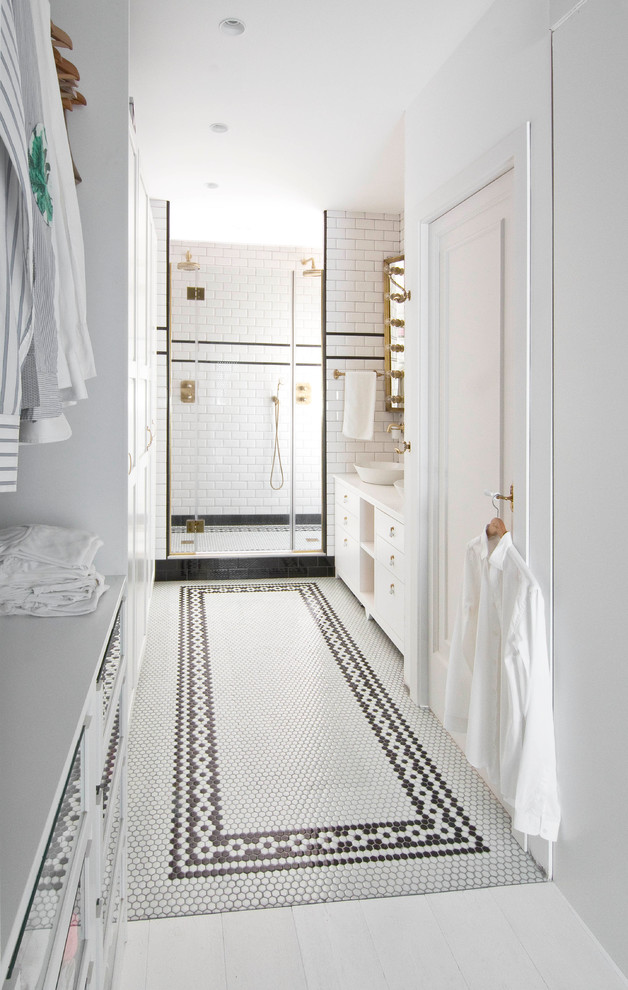 Ejemplo de cuarto de baño principal tradicional grande con baldosas y/o azulejos blancos, paredes blancas, suelo con mosaicos de baldosas, suelo blanco, armarios con paneles lisos y puertas de armario blancas