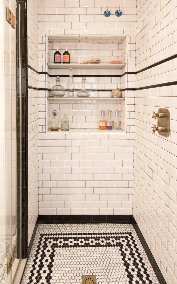 Idées déco pour une salle de bain rétro avec un carrelage blanc, un mur blanc, un sol en carrelage de terre cuite et un sol blanc.