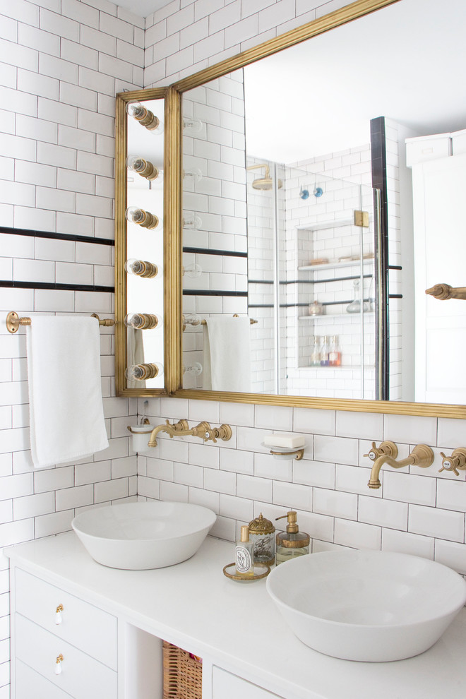Diseño de cuarto de baño vintage con baldosas y/o azulejos blancos, paredes blancas, suelo con mosaicos de baldosas y suelo blanco