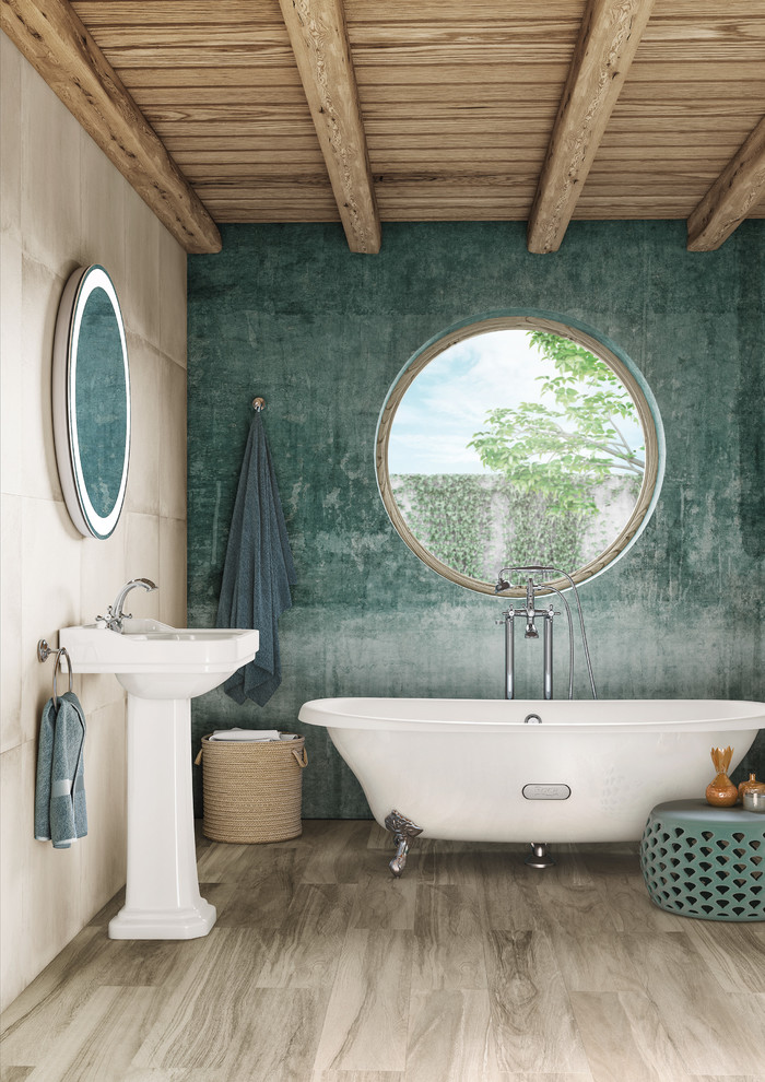 Cette image montre une salle de bain traditionnelle avec des portes de placard blanches, une baignoire sur pieds, un mur bleu, un lavabo de ferme et un plan de toilette blanc.