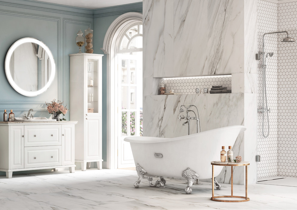 Diseño de cuarto de baño principal clásico renovado con armarios estilo shaker, puertas de armario blancas, bañera con patas, ducha a ras de suelo, baldosas y/o azulejos blancos, suelo blanco, ducha abierta y encimeras grises