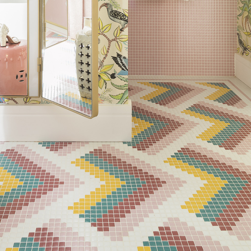 Modelo de cuarto de baño minimalista con baldosas y/o azulejos rosa, suelo con mosaicos de baldosas y suelo multicolor