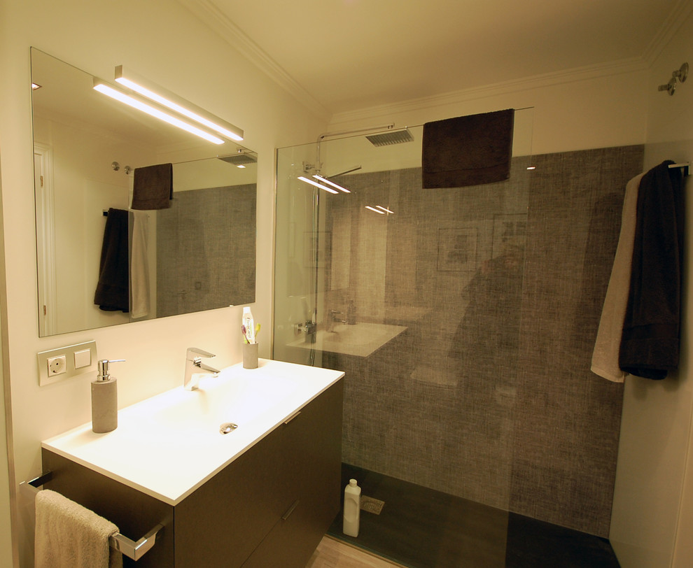 Ispirazione per una stanza da bagno padronale minimalista di medie dimensioni con ante lisce, ante bianche, doccia a filo pavimento, pareti grigie, parquet chiaro, pavimento marrone e porta doccia a battente
