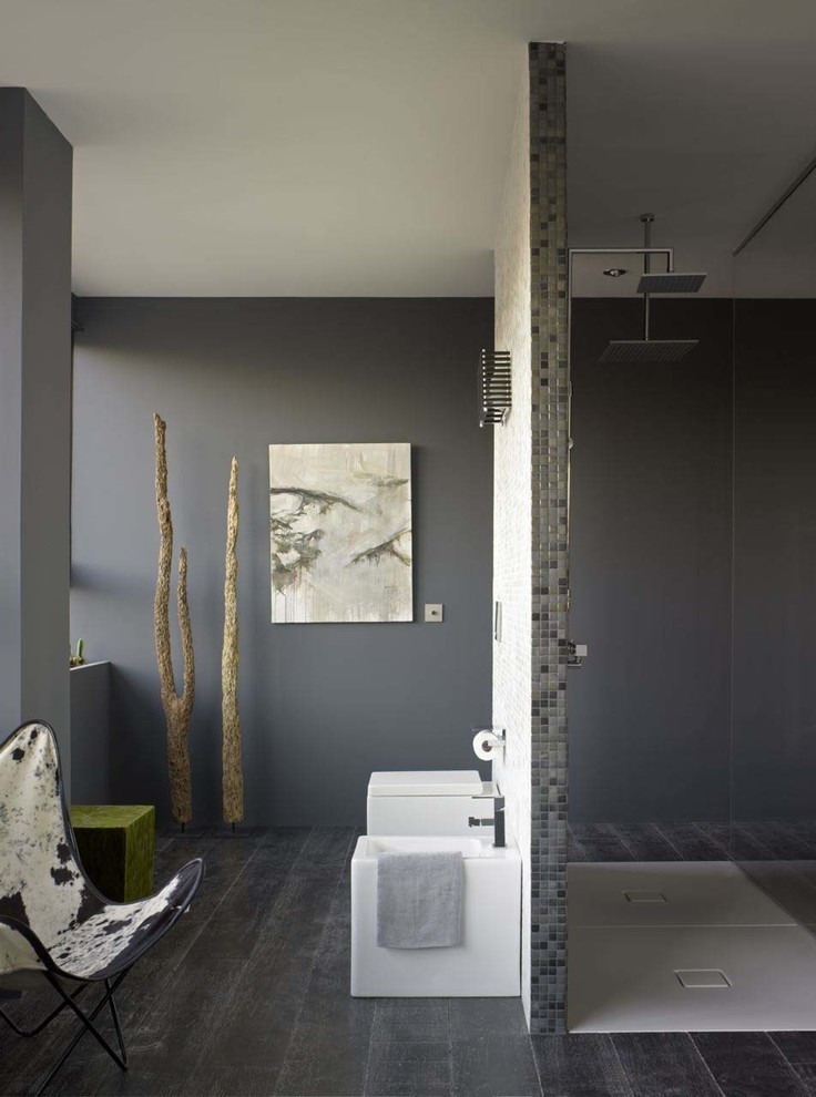 Inspiration för mellanstora moderna badrum med dusch, med en toalettstol med hel cisternkåpa, svart kakel, grå kakel, vit kakel, keramikplattor, grå väggar, målat trägolv och en kantlös dusch