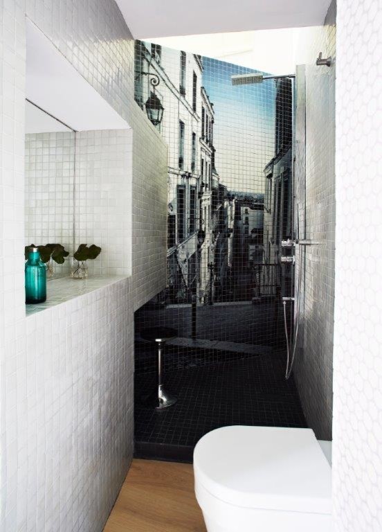Стильный дизайн: ванная комната в современном стиле с зеркалом с подсветкой - последний тренд
