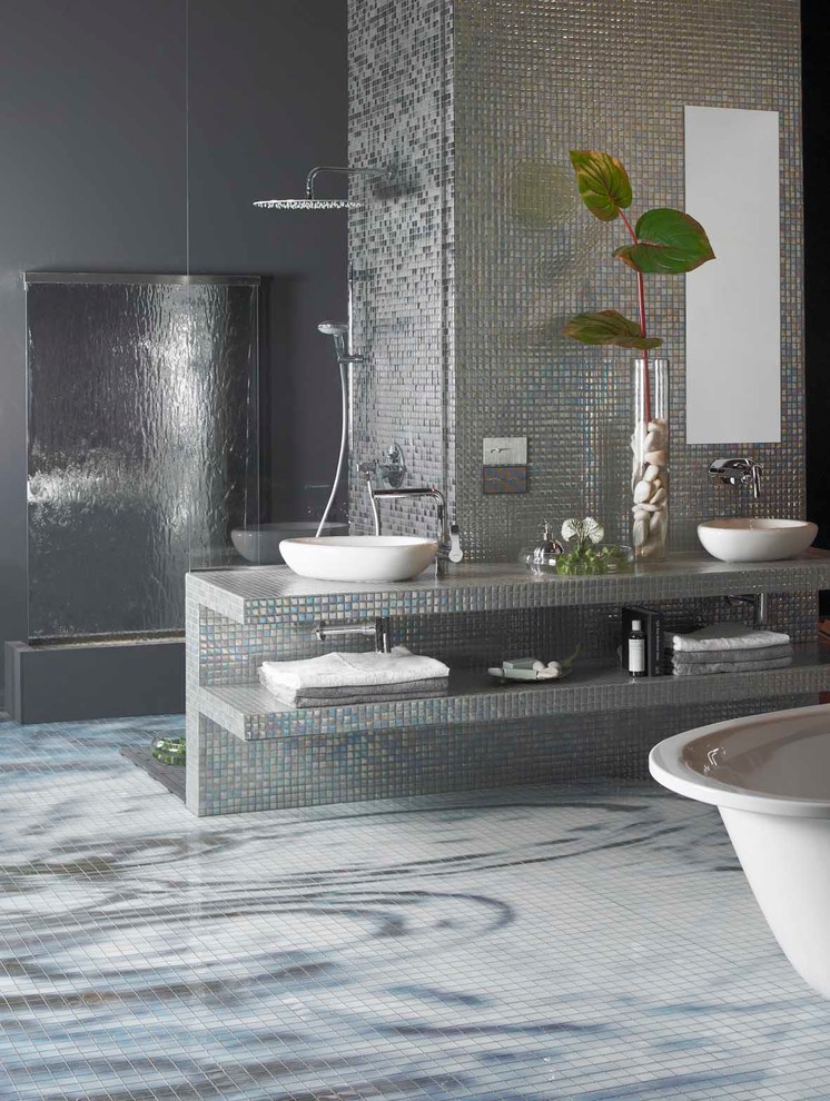 На фото: ванная комната в современном стиле с зеркалом с подсветкой с