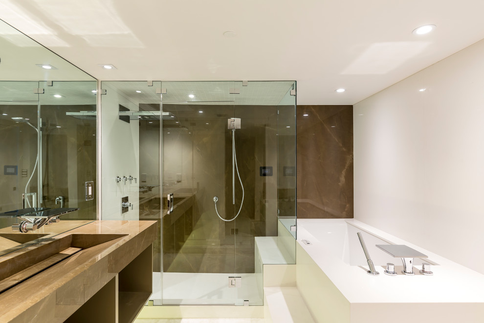 На фото: большая главная ванная комната в современном стиле с открытыми фасадами, накладной ванной, душем без бортиков, белыми стенами и монолитной раковиной с