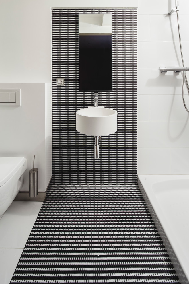 Foto di una stanza da bagno con doccia design di medie dimensioni con lavabo sospeso, doccia aperta, WC sospeso, piastrelle multicolore, pareti bianche, pavimento con piastrelle in ceramica e doccia aperta