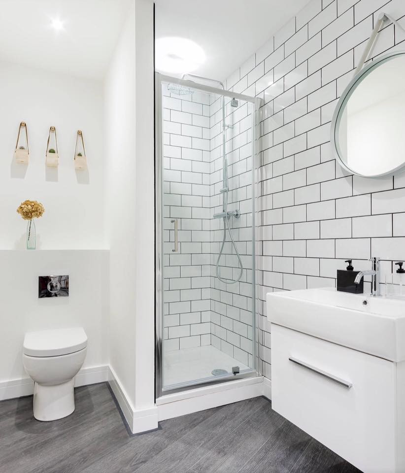 Esempio di una stanza da bagno con doccia contemporanea di medie dimensioni con ante lisce, ante bianche, doccia ad angolo, WC sospeso, piastrelle diamantate, pareti bianche e lavabo a bacinella