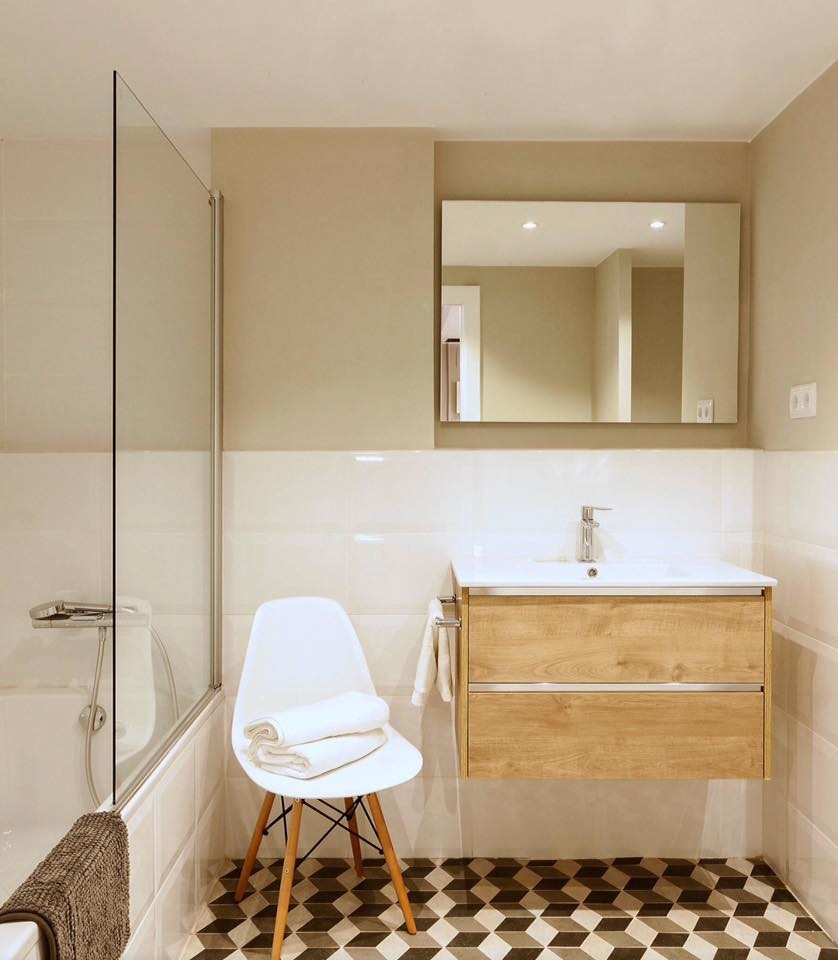 Immagine di una stanza da bagno scandinava