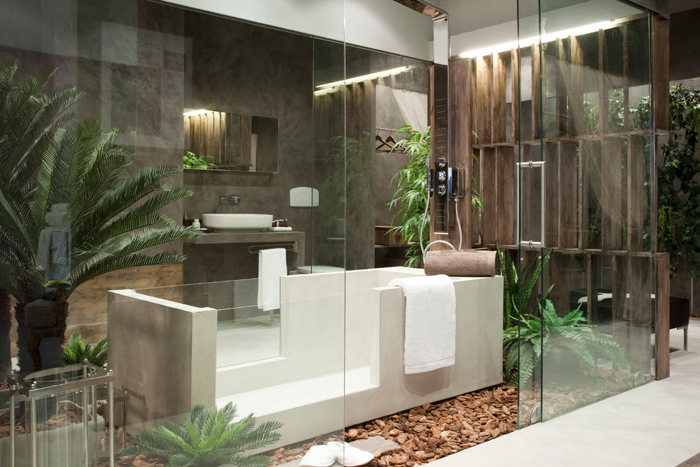Inspiration pour une salle d'eau ethnique avec un bain japonais, un espace douche bain, un carrelage gris, un mur gris, une vasque, un sol beige et une cabine de douche à porte coulissante.