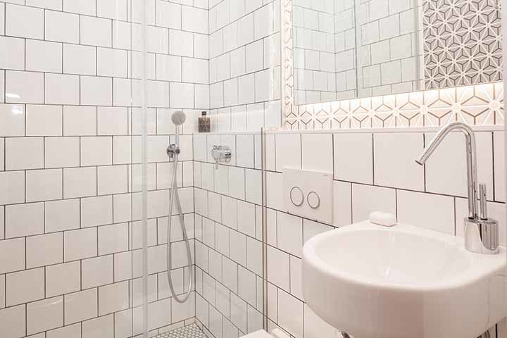 Inspiration för ett litet funkis badrum, med vit kakel, mosaik, vita väggar, vitt golv och mosaikgolv