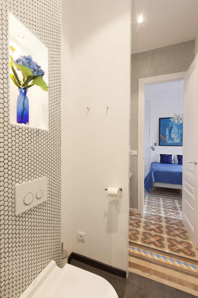 Modelo de cuarto de baño minimalista de tamaño medio con baldosas y/o azulejos blancos, baldosas y/o azulejos en mosaico, paredes blancas y suelo gris