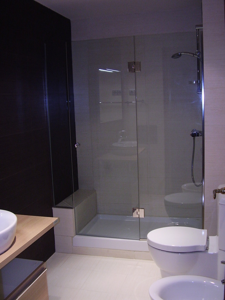Idéer för att renovera ett mellanstort funkis badrum med dusch, med en dusch i en alkov, en toalettstol med separat cisternkåpa och ett fristående handfat