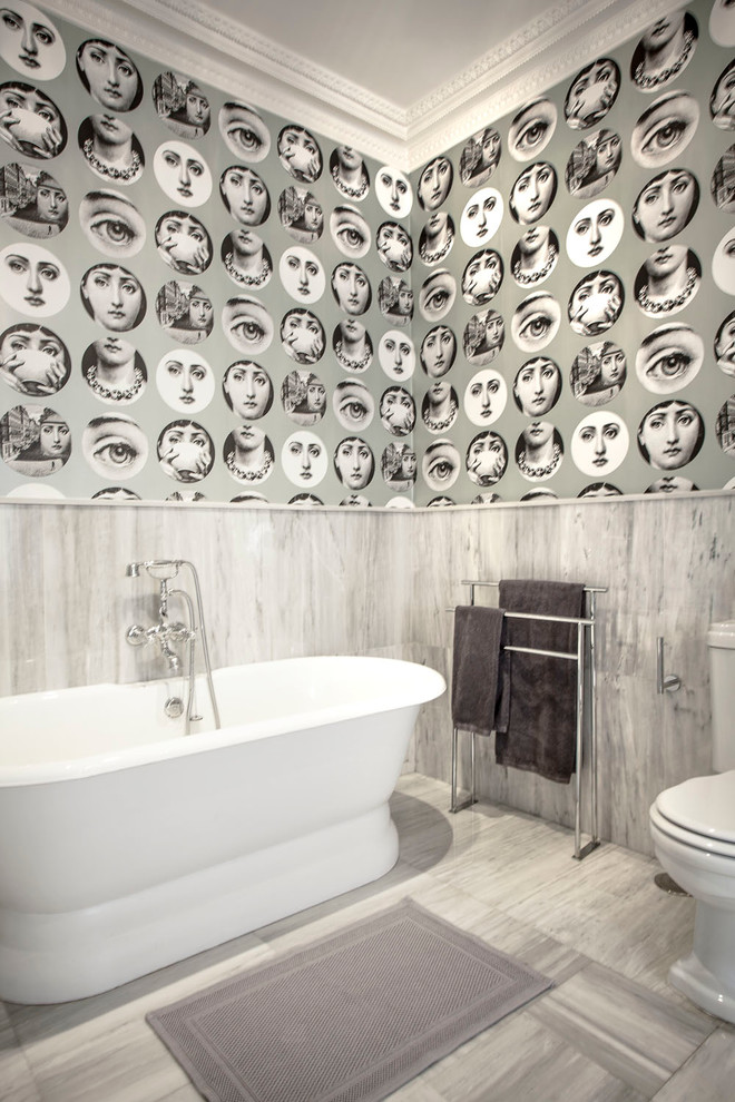 Idéer för mellanstora eklektiska badrum med dusch, med ett fristående badkar, en toalettstol med separat cisternkåpa, stenhäll, grå väggar, marmorgolv och grå kakel