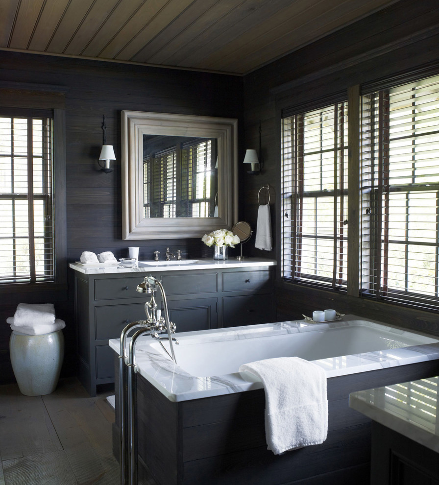 На фото: ванная комната среднего размера в стиле неоклассика (современная классика) с фасадами с выступающей филенкой, серыми фасадами и накладной ванной