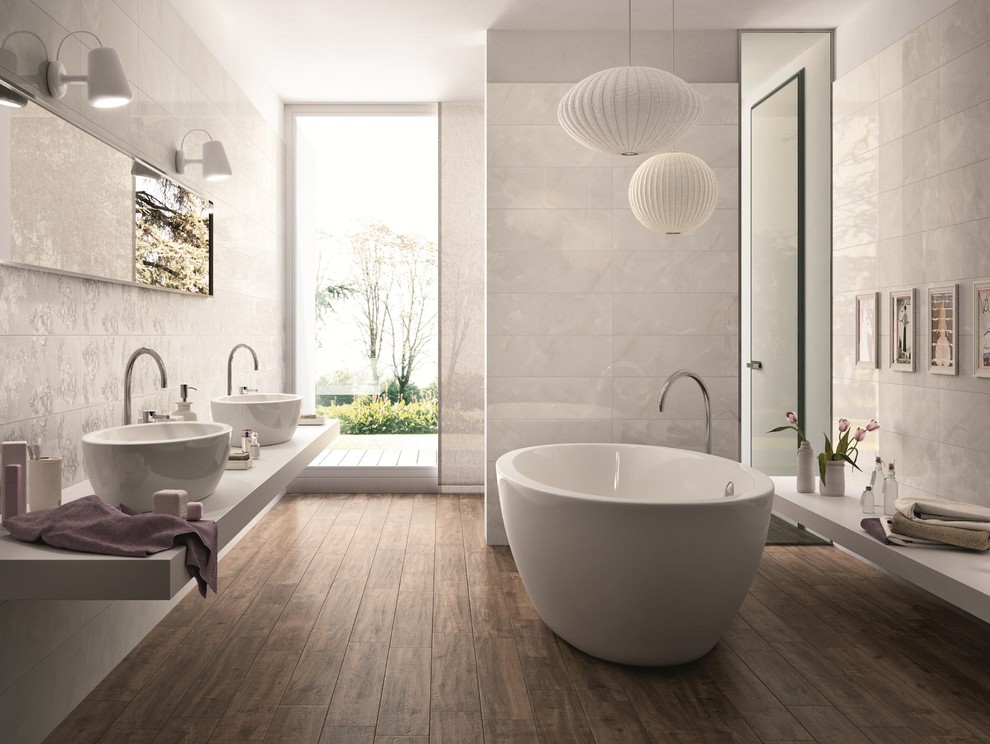 Источник вдохновения для домашнего уюта: ванная комната среднего размера в стиле модернизм с раздельным унитазом, белыми стенами, темным паркетным полом, настольной раковиной, белой плиткой и керамической плиткой