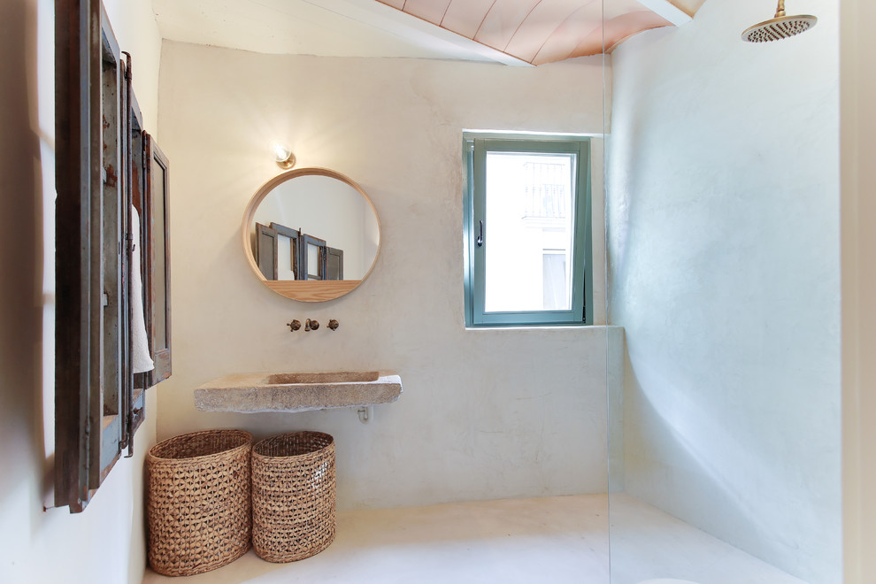 На фото: ванная комната среднего размера в средиземноморском стиле с открытым душем, бежевыми стенами, подвесной раковиной и душевой кабиной