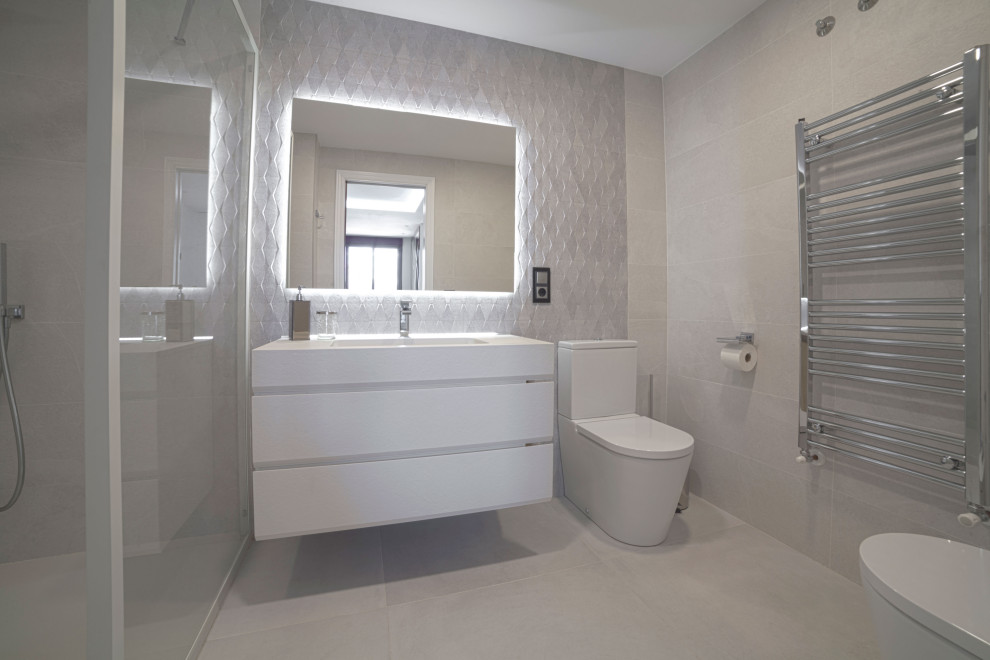 Inspiration för mellanstora moderna vitt en-suite badrum, med möbel-liknande, vita skåp, en kantlös dusch, en vägghängd toalettstol, grön kakel, keramikplattor, beige väggar, klinkergolv i porslin, ett undermonterad handfat, bänkskiva i akrylsten, beiget golv och dusch med skjutdörr